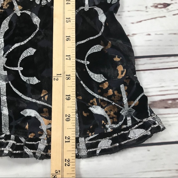 Women’s Chico’s Size 1 V-Neck Rayon Blouse. - Picture 7 of 8